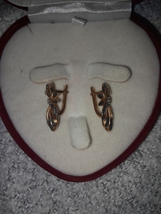 Продам серьги золотые.