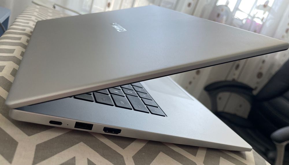 Laptop Huawei, stocare 512 GB SSD, Intel UHD 620, CPU Intel I5-10210U.