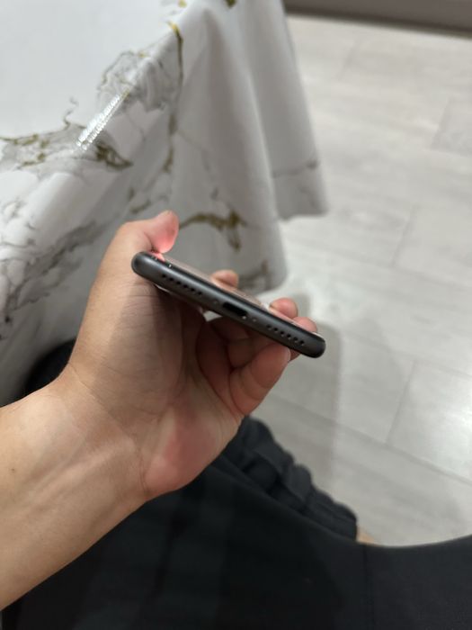 Продам iPhone SE 2020