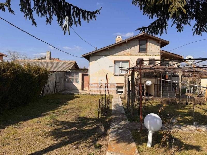 Само в ЕРА Визия! Две къщи, с двоен гараж и голямо дворно място, с пло