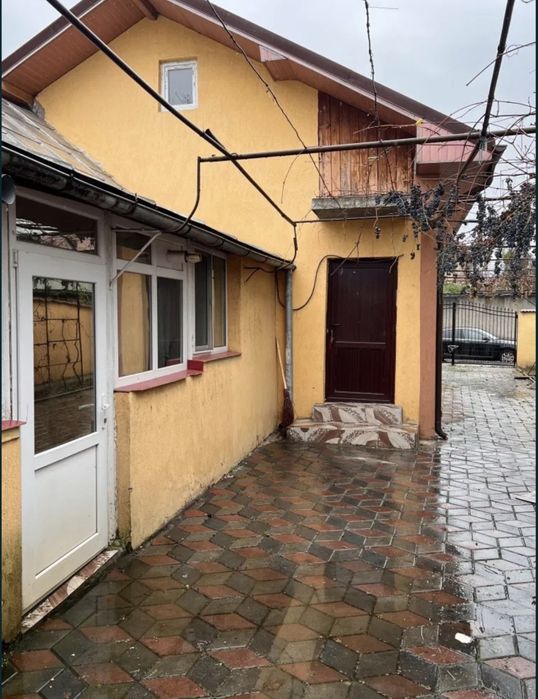 Vând casă cu curte în [zonă] – liniște și confort.