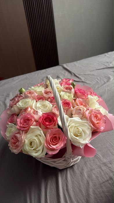 Букет розы на корзине