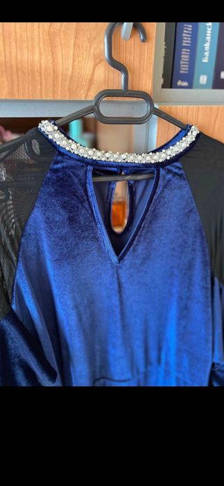 Тъмносиня рокля от кадифе с акцент от тюл и перли