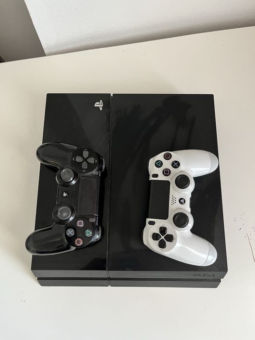 PS4 Fat 500 ГБ + 2 геймпада + игры