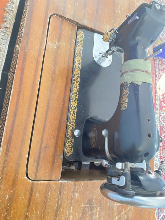 Швейная машина на ножках
