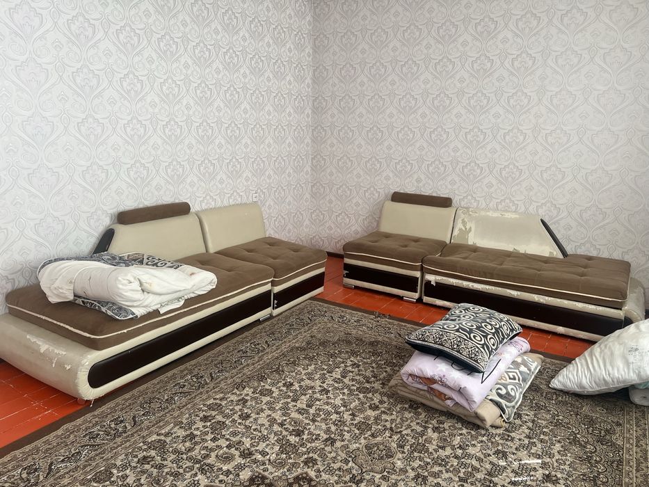 Диван б/у продам 10 тысяч торг приветствуется.