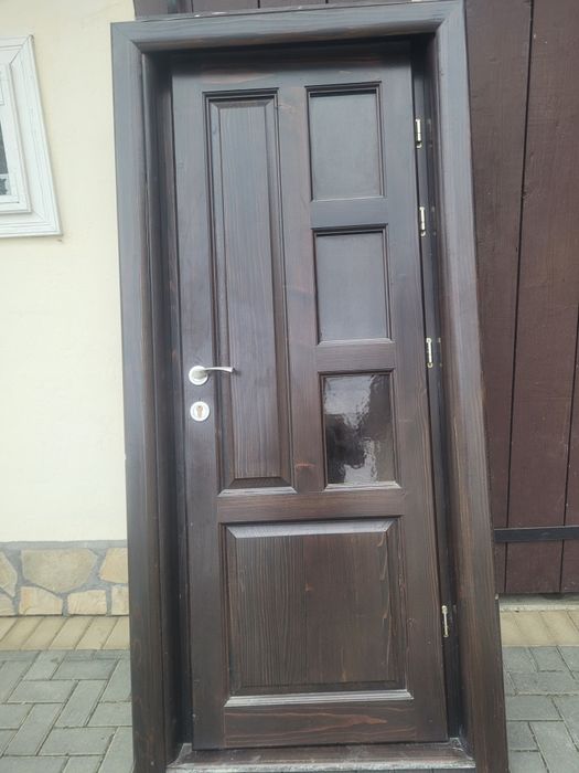Usa din lemn masiv exterior sau interior