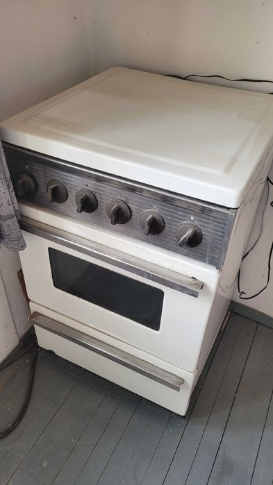 Стара готварска печка от соца , работеща от соца.