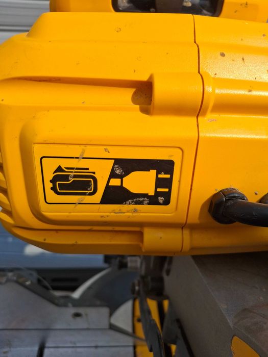 Потапящ циркуляр с герунг DeWALT DHS780