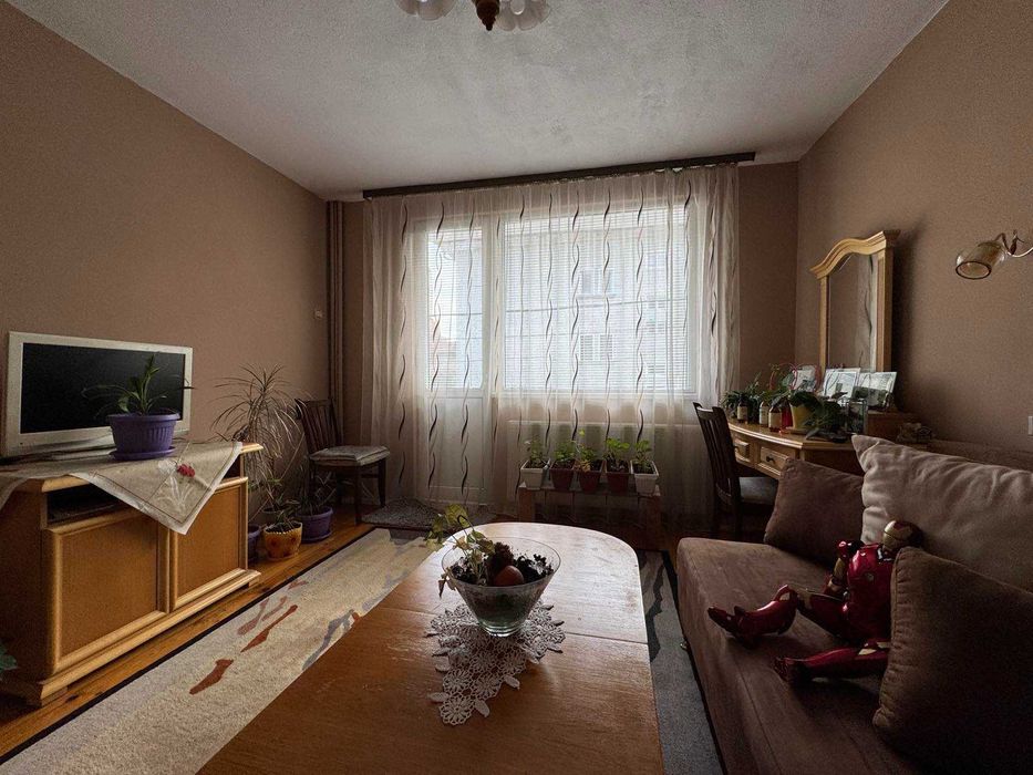 два самостоятелни етажа с гараж и двор