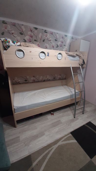 Кровать и два матраса