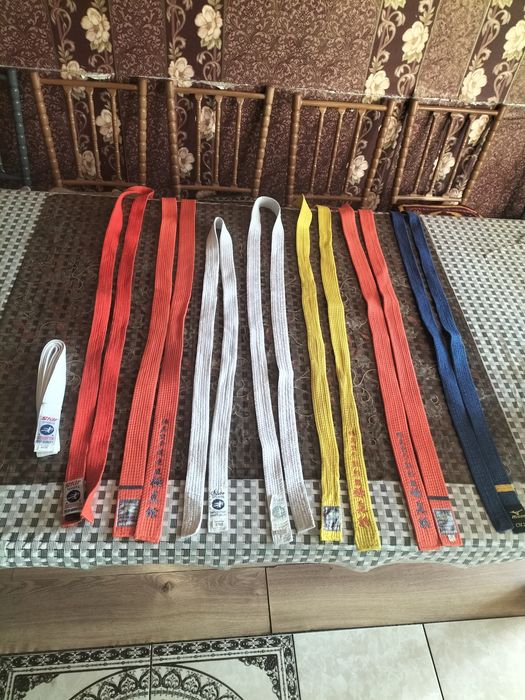 Продам пояса для кимоно.Продам форма для каратэ, шлем, футы для мма,.