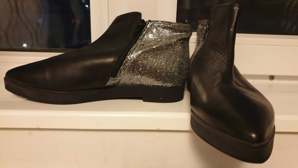 Vand cizme scurte de piele