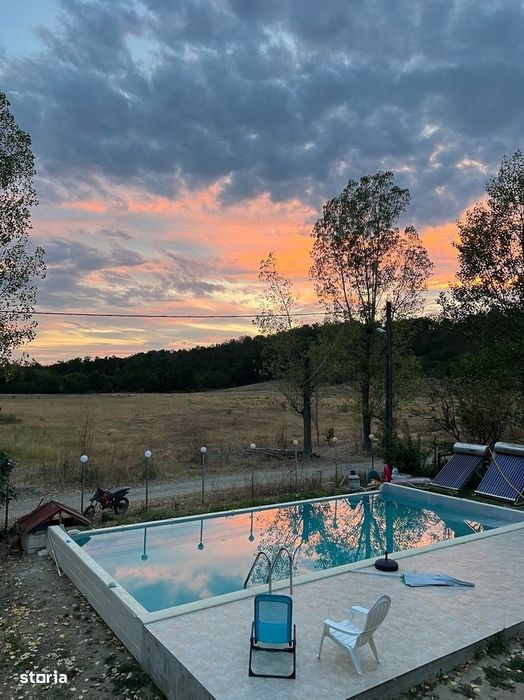 Casă cu 8 camere, piscină și garaj