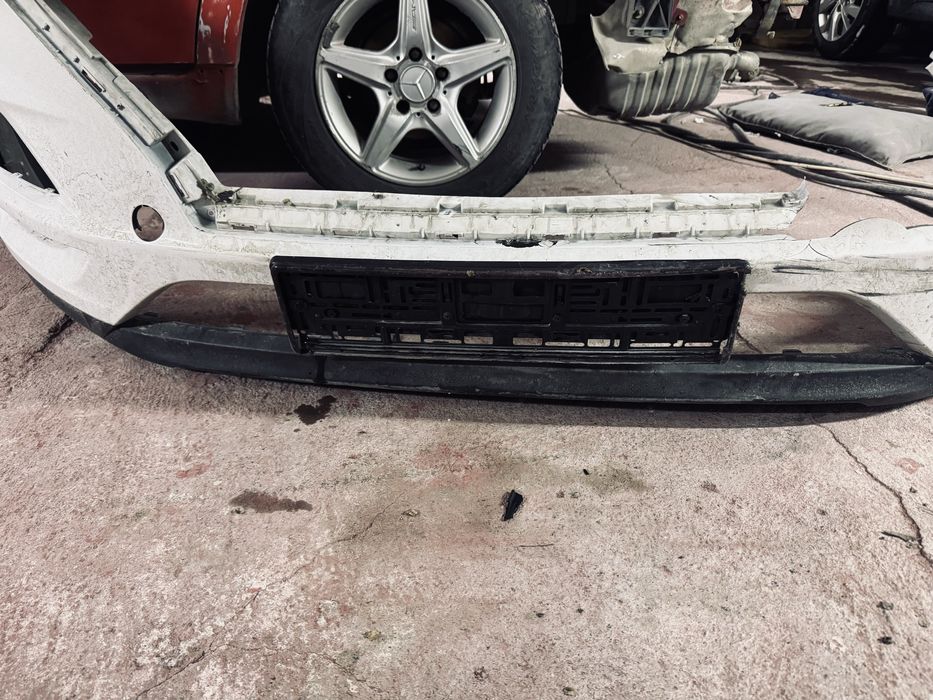 Передний бампер с решеткой