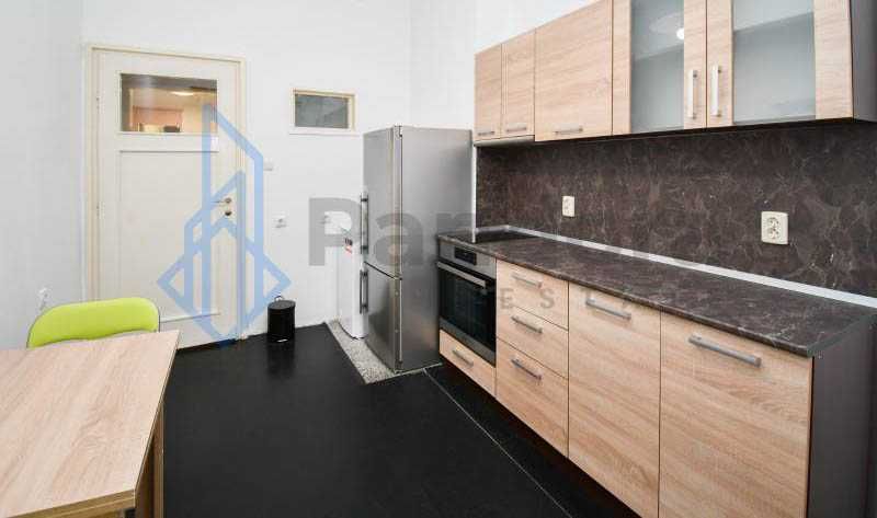 Тристаен  апартамент под наем  в Центъра