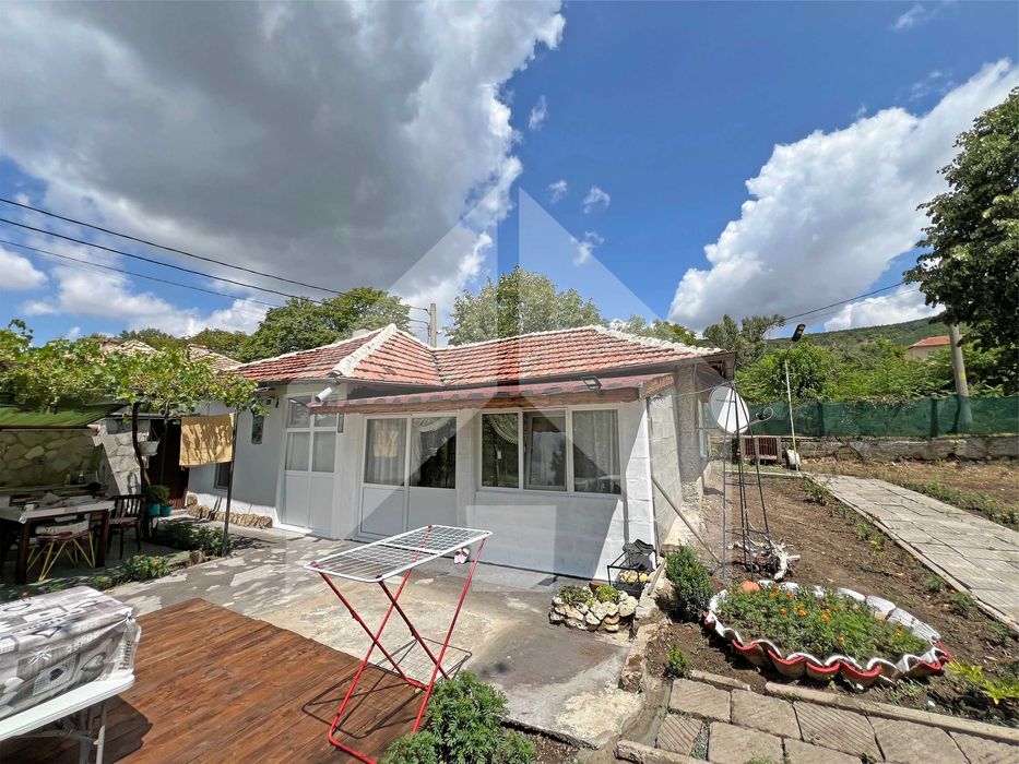 Продава еднофамилна, едноетажна къща в с. Средня (Шумен). ТОП имот!