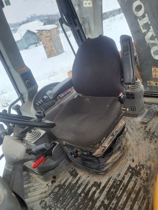 Vând buldoexcavator VOLVO