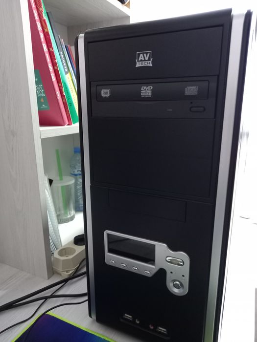 Kampyuter va stol sotiladi