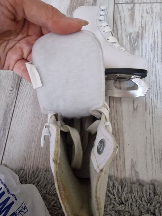 Продам коньки для фигурного катания