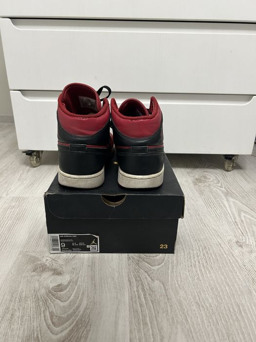 Jordan 1 Mid Marime 42,5.