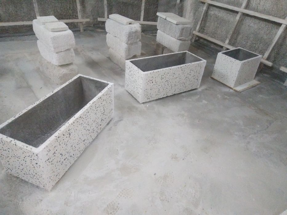 Jardiniere ghiveci  din beton,  mozaic spalat
