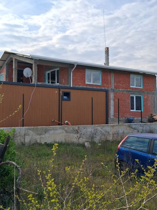 Продава къща на 140 км. От София и на 140 км от Гръцкото море