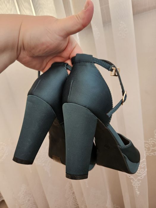 Pantofi cu toc înalt de satin