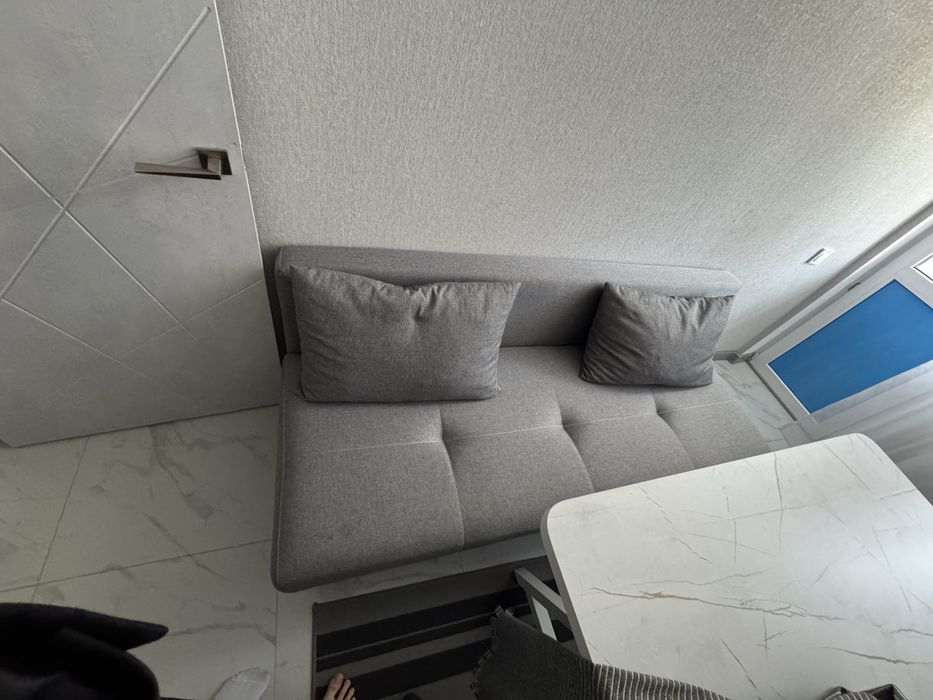 Диван с подушками