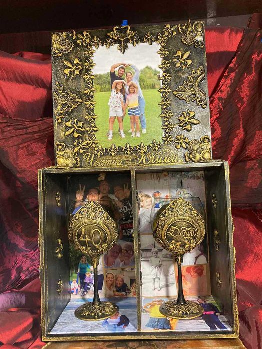 Дървена кутия с две чаши за вино