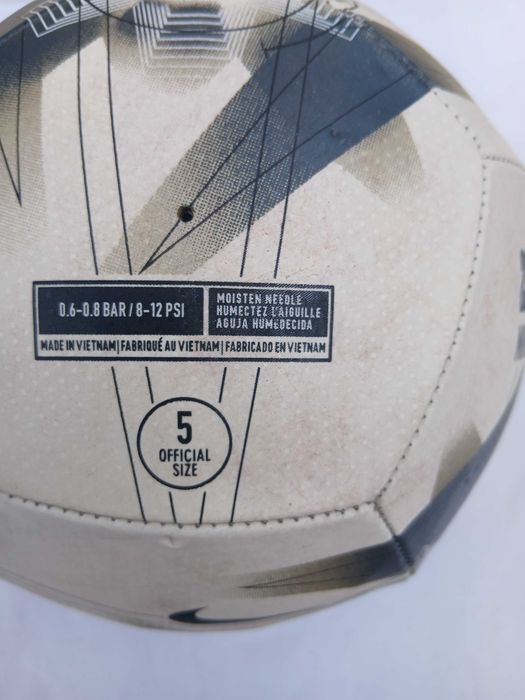 Футболна топка NIKE PITCH Premier League.