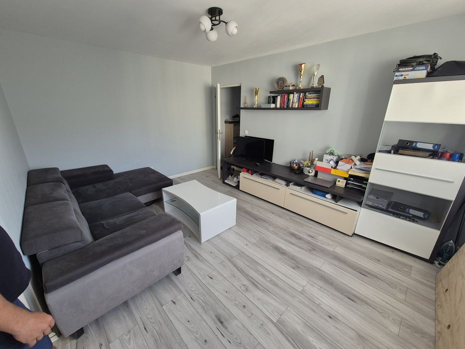 Vand apartament  et 3,zona independentei,scara luminata si curata