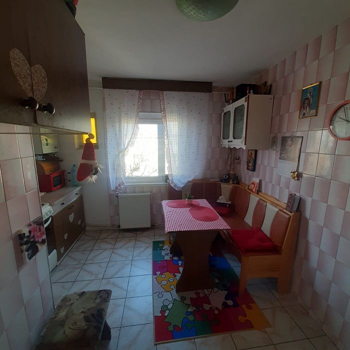 Vând apartament cu 2 camere cu loc parcare pe strada Pridvorului