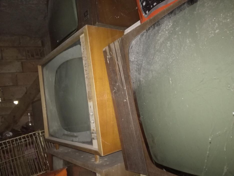 Продавам стари радиота,телевизори,плочи,дискове