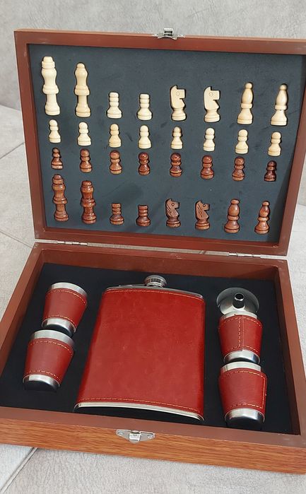 Подарочный набор фляжка + шахматы. Фляжка с рюмками. Мужской набор