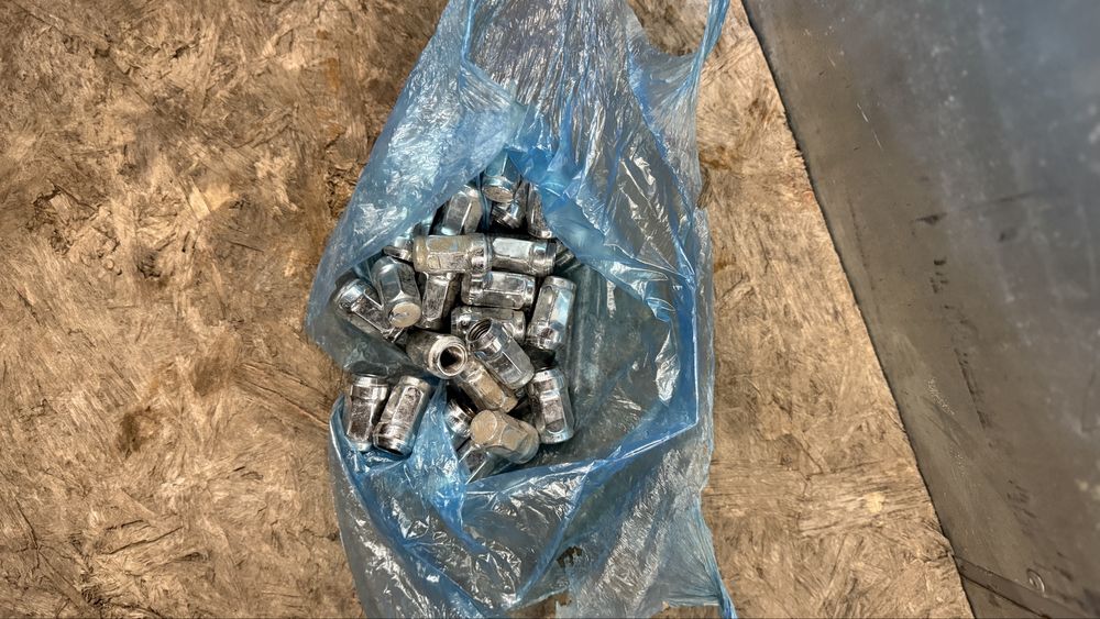 8 шин, 4 с дисками комплект.