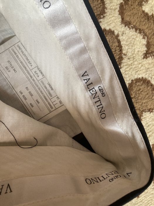 Продам строгий костюм Gino Valentino Milano