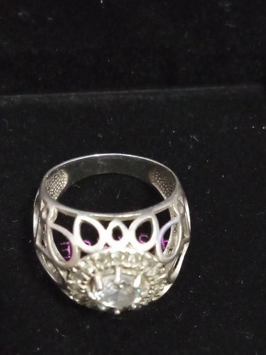 Продавам сребърни пръстени и кръстове