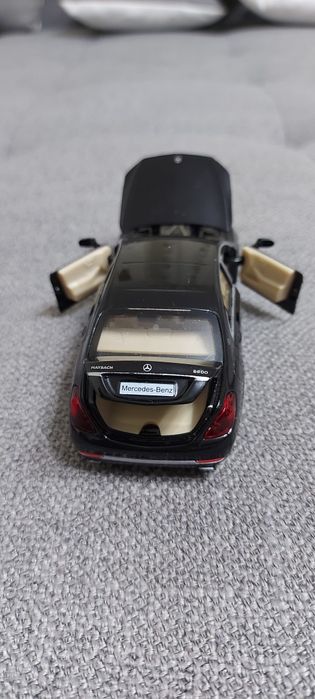 MACHETĂ MERCEDES - BENZ din metal de colecție scara 1 / 32