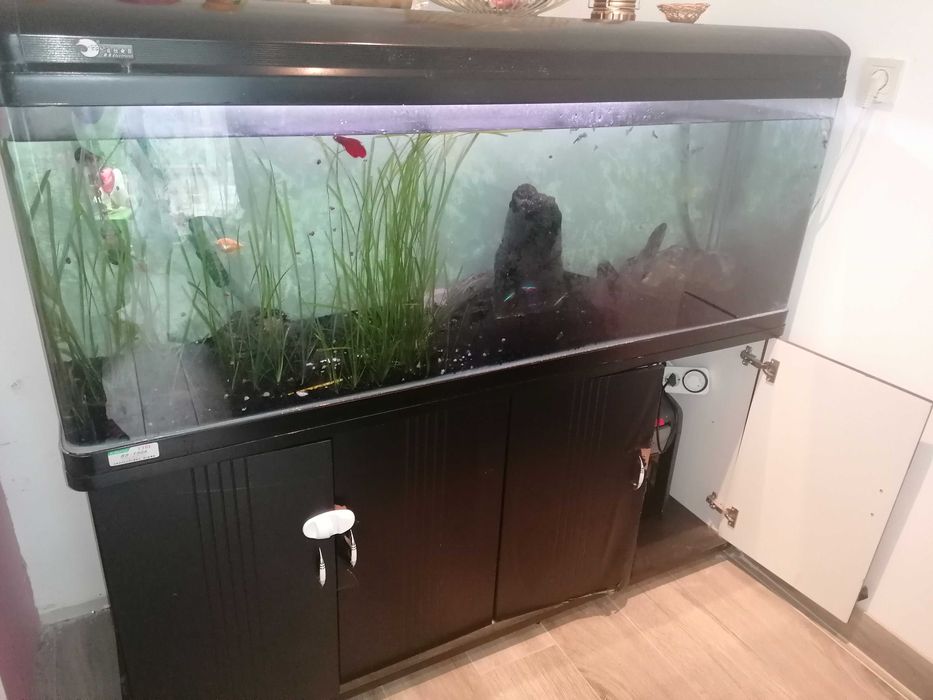 Продавам аквариум 350л