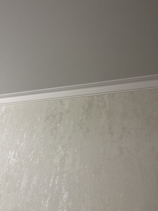 Плинтуса на потолок белые