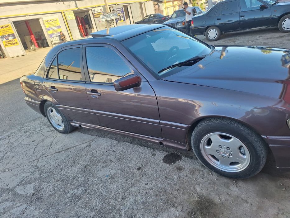 Продам машину Mersedes 200