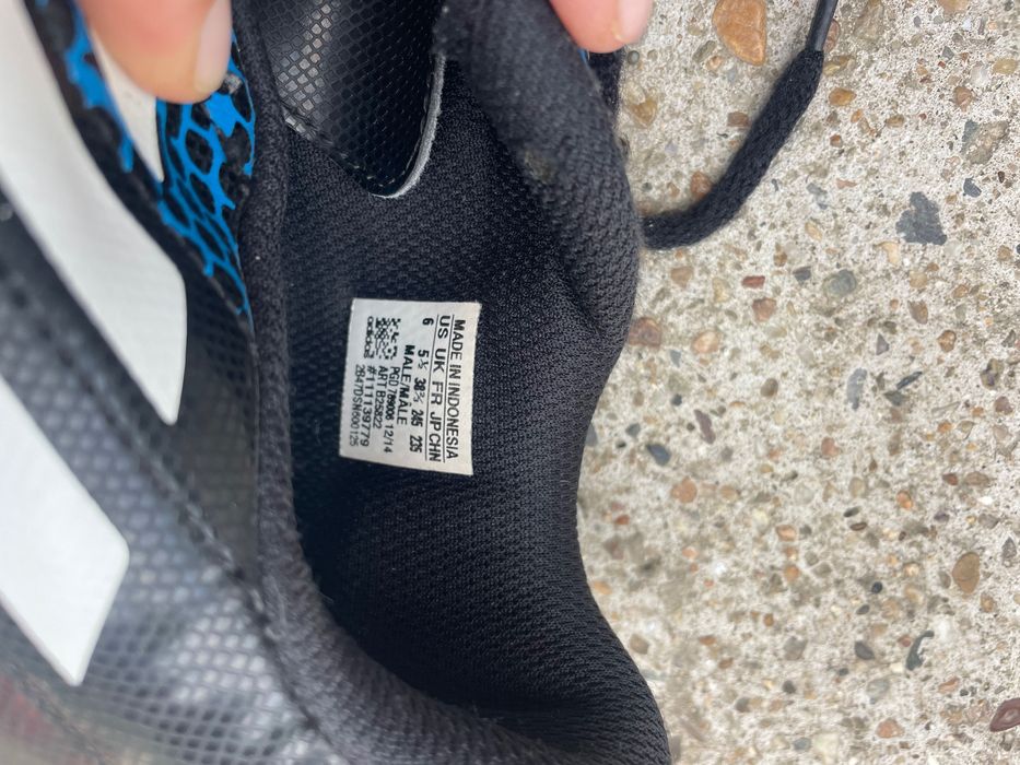 Бутонки футболни обувки