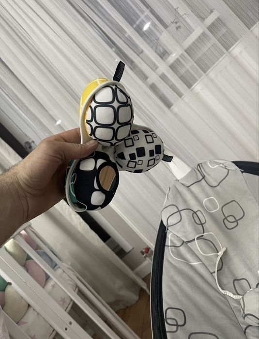 Продам качелю шезлонг 4 moms