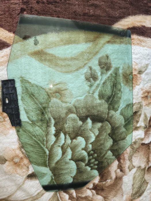 Стекло задней левой двери Ауди 80