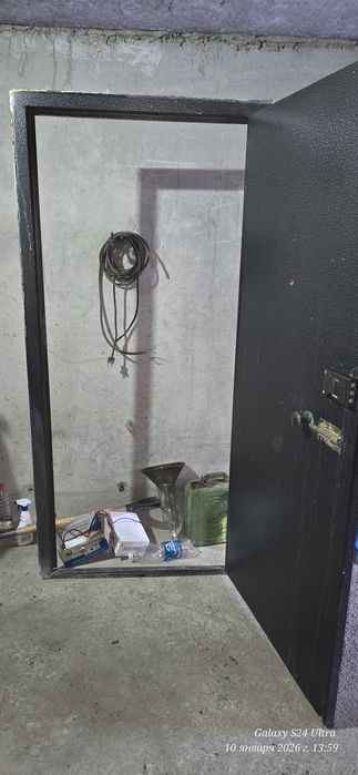 Продам металлическую дверь