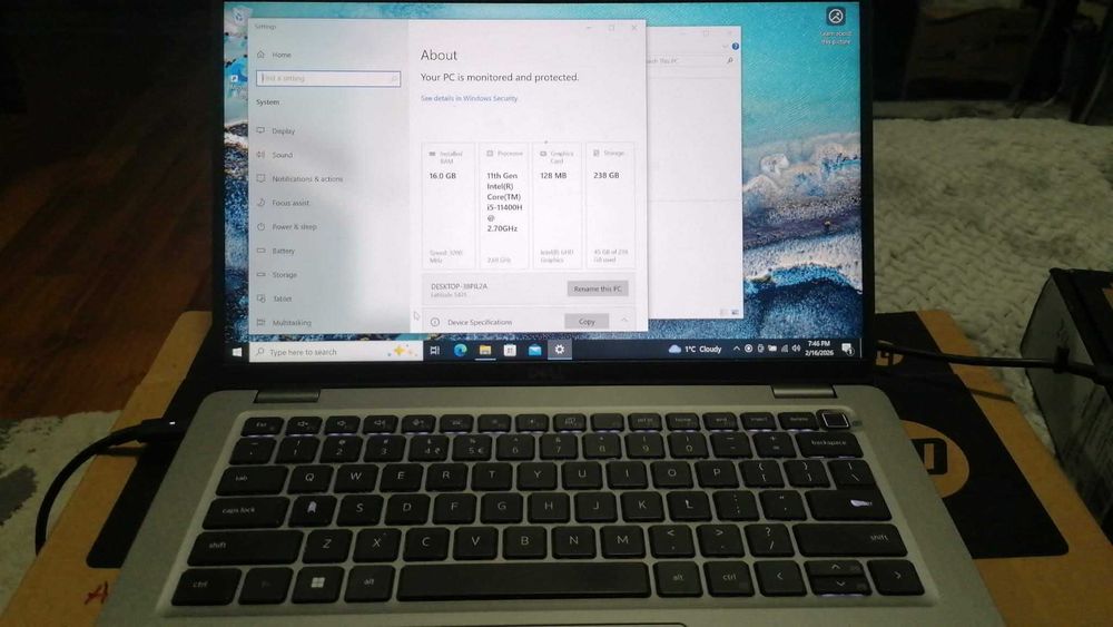 Laptop procesor Intel i5 și placă video integrată.
