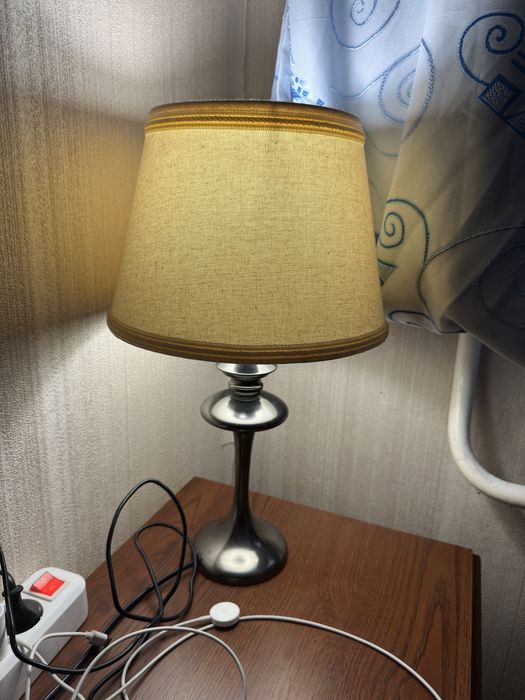 Продам люстру рабочая с лампочками