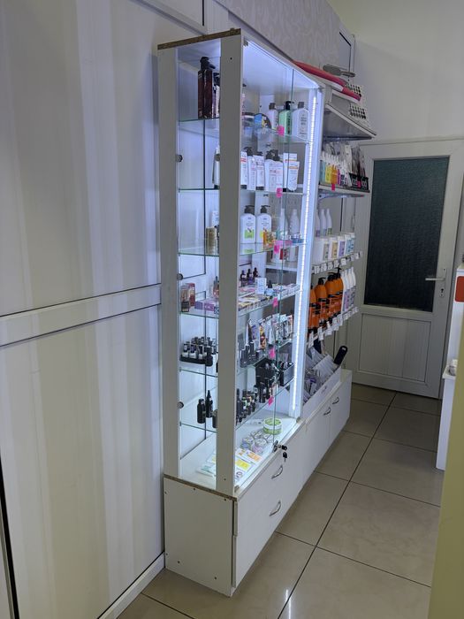 Витрина  (белый дсп) , стеклянные полки