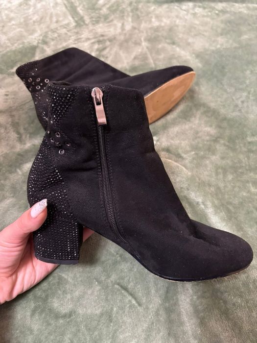 Дамски Боти 2 бр, общо цена 10€